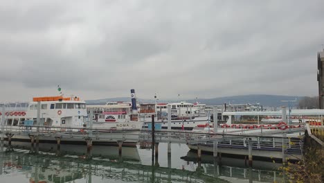 Malerische-Aussicht-Auf-Die-Fähre-Im-Hafen-Von-Arona-Am-Lago-Maggiore