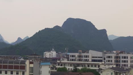 Panorama-Der-Stadt-Guilin-Mit-Häusern-Und-Karstbergen,-China