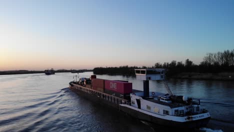 Beladenes-Binnenschiff,-Das-Mit-Containern-Auf-Dem-Niederländischen-Fluss-Oude-Maas-In-Den-Niederlanden-Fährt