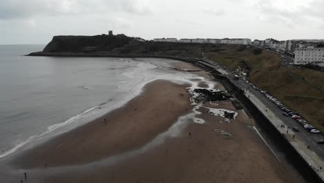4K-drone-footage-of-the-beach-in-Scarborough,-Yorkshire,-UK