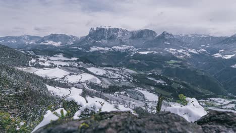 Bergzeitraffer-Mit-Schneebedecktem-Nahegelegenem-Dorf-Im-Frühling