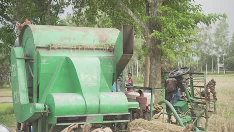 Los-Trabajos-De-Bangladesh-Están-Trabajando-En-Una-Trilladora