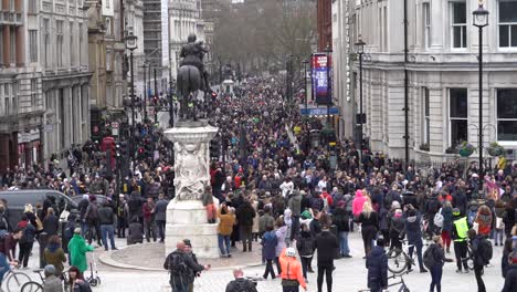 Decenas-De-Miles-Marchan-Hasta-Whitehall-Durante-La-Protesta-Contra-El-Bloqueo-En-Londres,-Reino-Unido