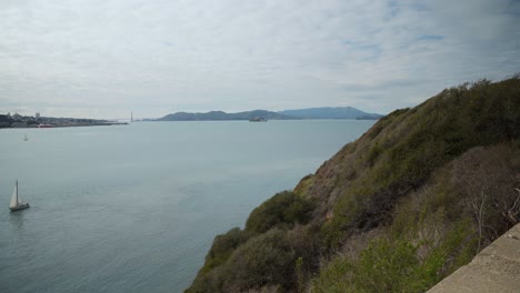 Puente-Golden-Gate,-Isla-De-Alcatraz-Y-Barco-Navegando-En-La-Bahía