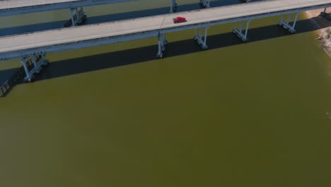 Luftaufnahme-Von-Autos,-Die-Auf-Einer-Brücke-Fahren,-Die-Den-Fluss-San-Jacinto-In-Houston,-Texas,-überquert