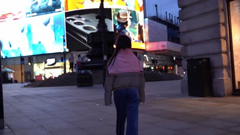 Siguiendo-A-Una-Hermosa-Joven-En-Piccadilly-Circus,-Plano-General