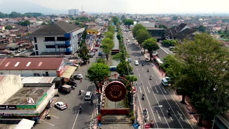 Main-road-of-Magelang-city-divided-by-water-channel-and-greenery,-Indonesia
