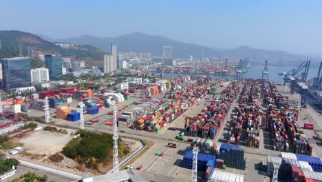 Terminal-Portuaria-Comercial-De-Shenzhen-Con-Barcos-Atracados-Y-Patio-De-Contenedores,-Vista-Aérea