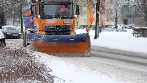Naranja-Mercedes-benz-Actros-Arado-Camión-Quitando-La-Nieve-Blanca-En-La-Calle-De-La-Ciudad-De-Ostrava-En-República-Checa