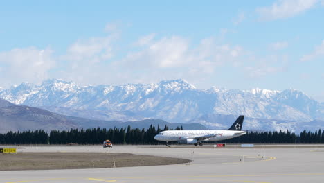 Star-Alliance-Aviones-Airbus-A320-De-Corta-Distancia-En-El-Aeropuerto-De-Montenegro