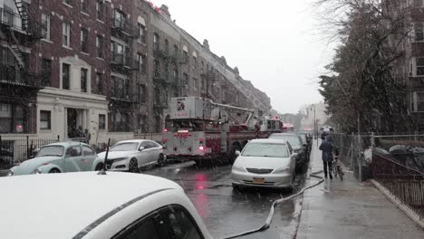 Feuerwehrauto-Verstopft-Wohnblock-In-Brooklyn-Und-Hilft-Bei-Einem-Brandunfall-Bei-Starkem-Schneefall-–-Totale