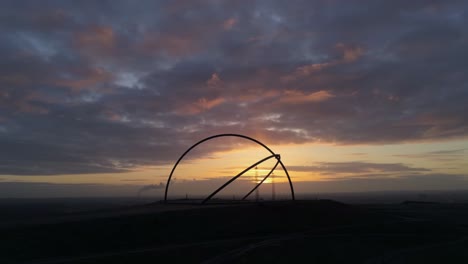 Sonnenaufgangs-Drohnenorbit,-Horizontobservatorium,-Halde-Hoheward,-Deutschland