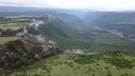 Vista-Frontal-Del-Cañón-De-Pena-Del-Aire-En-Un-Día-De-Nubes-Con-Un-Dron