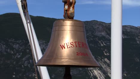 Holland-America-Line,-Westerdams-Kreuzfahrtschiffglocke-Im-Bug-Des-Schiffes,-An-Einem-Sonnigen-Tag-In-Alaska