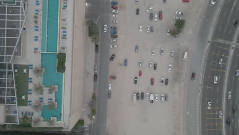 Vista-Superior-De-La-Piscina-En-La-Azotea-Del-Hotel-Sofitel-Y-Estacionamiento-En-Dubai,-Emiratos-árabes-Unidos