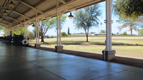 The-narrow-gauge-train-at-McCormick-Stillman-Railroad-Park,-Scottsdale,-Arizona-pulls-into-the-station