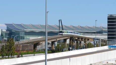 Tren-Monorraíl-Futurista-En-Tokio,-Japón-Llegando-A-La-Terminal-Del-Aeropuerto-De-Haneda
