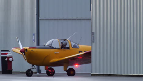 Piloto-De-Un-Avión-Ercoupe-Preparándose-Para-El-Despegue