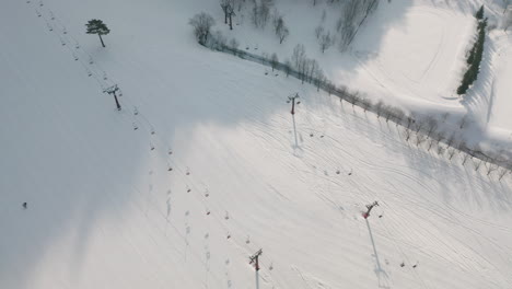 Draufsicht-Auf-Einen-Beweglichen-Sessellift-In-Einem-Tiefschnee-Skigebiet-Von-Okuhida-Hirayu-In-Gifu,-Japan