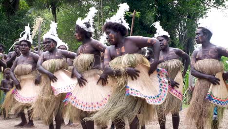 Actuación-Tradicional-De-Canto-De-Mujeres-De-Bougainville-Con-Atuendo-Tradicional-Y-Fanáticos-Del-Patrimonio-En-Una-Actuación-De-Música-Cultural-En-Bougainville,-Papúa-Nueva-Guinea