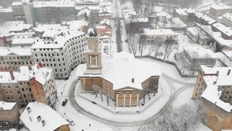 Segen-Des-Weihnachtlichen-Schneewetters-Auf-Der-Kirche-Jesu-In-Riga,-Lettland