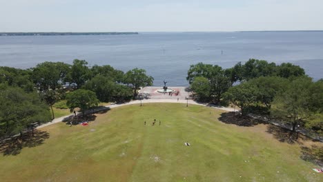 Memorial-Park-In-Jacksonville,-Florida-An-Einem-Sonnigen-Sommertag-2021