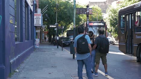 Toma-Estática-En-Cámara-Lenta-De-Personas-En-La-Parada-De-Autobús