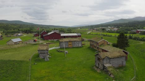 Luftaufnahme-über-Traditionelle-Norwegische-Häuser-In-Der-Stadt-Tynset-In-Norwegen-Am-25.-Juni-2021
