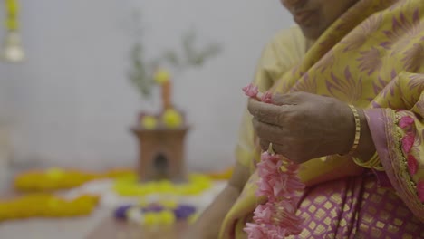 Indische-Festtage,-Die-Indische-Blumen-In-Einem-Stapel-Nähen