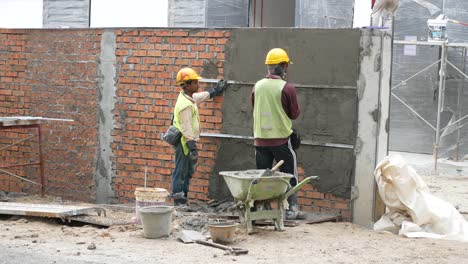 Trabajo-De-Enlucido-Por-Parte-De-Los-Trabajadores-De-La-Construcción-Utilizando-El-Yeso-De-Cemento