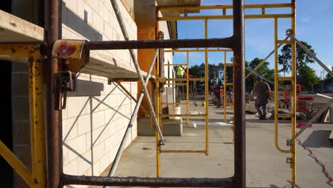 Sitio-De-Construcción-Desde-El-Costado-Durante-La-Hora-Dorada-En-Una-Mañana-De-Verano