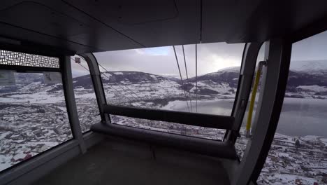 Zeigt-Die-Innenkabine-Der-Größten-Gondelbahn-Europas,-Der-Voss-Gondelbahn-–-Man-Bewegt-Sich-Vom-Fenster-Aus-Und-Gibt-Den-Blick-Auf-Die-Gesamte-Kabine-Mit-Panoramablick-Frei