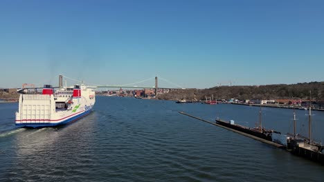 Ms-Stena-Line-Cruiseferry-Desde-Dinamarca-Navegando-En-El-Río-Gotal-Alv-Con-El-Puente-Alvsborgsbron-Al-Fondo-En-Gotemburgo,-Suecia