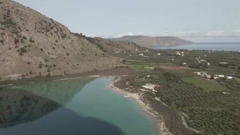 Toma-De-Drone-Del-Impresionante-Lago-En-Creta