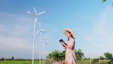 Frau-Benutzt-Digitales-Tablet-In-Der-Nähe-Von-Windkraftanlagen