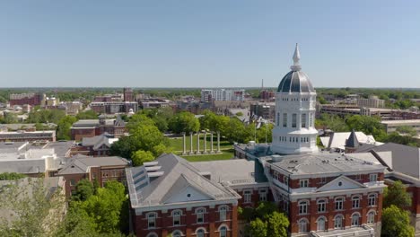 Drone-Vuela-Más-Allá-De-La-Oficina-De-Admisiones-De-La-Universidad-De-Missouri,-Columnas-Famosas