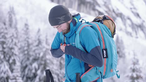 Konzentrierter-Bärtiger-Mann,-Der-Sich-Auf-Das-Skifahren-Vorbereitet