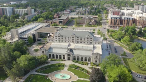 Luftaufnahme-Der-Studentenvereinigung-Der-Iowa-State-University-Und-Des-Brunnens-Der-Vier-Jahreszeiten