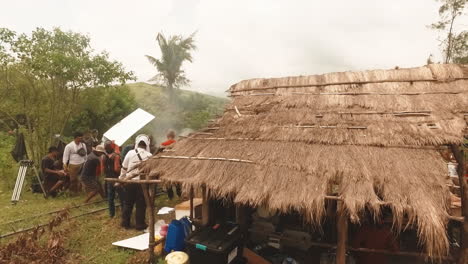 Set-De-Filmación-Nativo-De-Nipa-Hut-House-Con-Arri-Alexa-Y-Red-Dragon-Cinema-Camera-On-Rail-Dolly