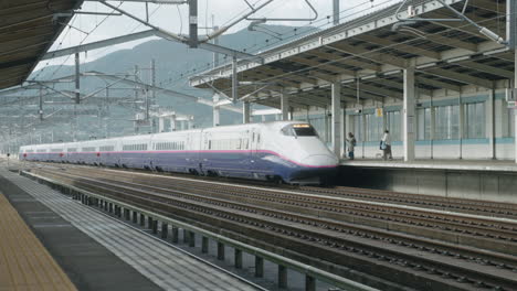El-Tren-Bala-De-Japón-Llegó-A-La-Plataforma-De-La-Estación-De-Tren-De-Sendai-Durante-El-Día