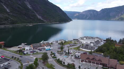 Wunderschönes-Stadtzentrum-Von-Eidfjord---Rotierende-Antenne-Während-Des-Sommermorgens---Zeigt-Gebäude-Mit-Straße-Und-Fjord---Norwegen