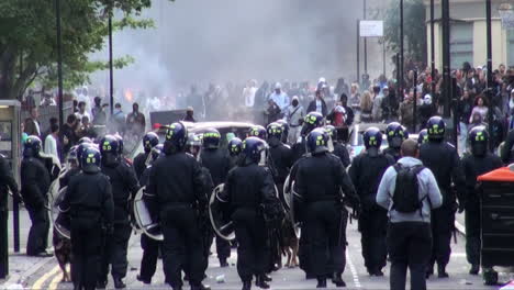Riot-police-retreat-as-people-throw-missiles-at-them-and-vehicles-burn-in-Hackney-following-the-fatal-shooting-of-Mark-Duggan-by-police