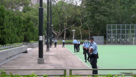 Polizisten-Patrouillieren,-Als-Die-Regierung-Die-Jährliche-Kerzenlicht-Mahnwache-Im-Victoria-Park-Anlässlich-Des-Massakers-Auf-Dem-Platz-Des-Himmlischen-Friedens-1989-In-Hongkong-Verbot