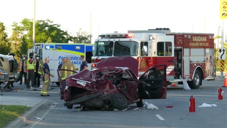 Servicios-De-Emergencia-Y-Socorristas-Cerca-De-Un-Coche-Destrozado