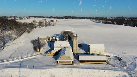 Luftbauernhofgrundstück,-Das-Während-Des-Sturms-Mit-Weißem-Schnee-Bedeckt-Ist