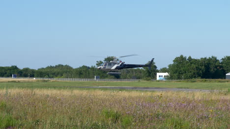 Hubschrauber-Schwebt-Und-Startet-Dann-An-Einem-Sonnigen-Tag-Von-Einem-Hubschrauberlandeplatz