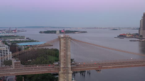 Eine-Luftaufnahme-Des-Ostturms-Der-Brooklyn-Bridge-Bei-Sonnenaufgang