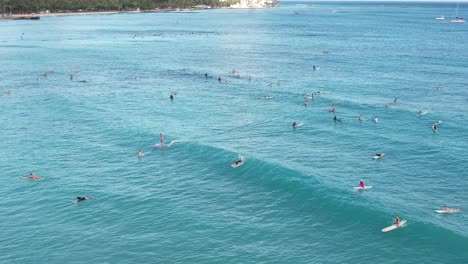 Los-Surfistas-Atrapan-Olas-En-Una-Popular-Ubicación-De-Surf-En-Una-Playa-Tropical
