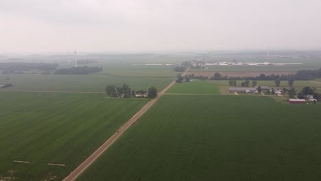 Panorama-De-Molinos-De-Viento-En-Vastas-Tierras-De-Cultivo-Del-Parque-Eólico-Dte,-Ciudad-De-Ithaca,-Condado-De-Gratiot,-Michigan