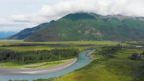4K-Video-Von-Schneebedeckten-Bergen-In-Alaska-Im-Sommer